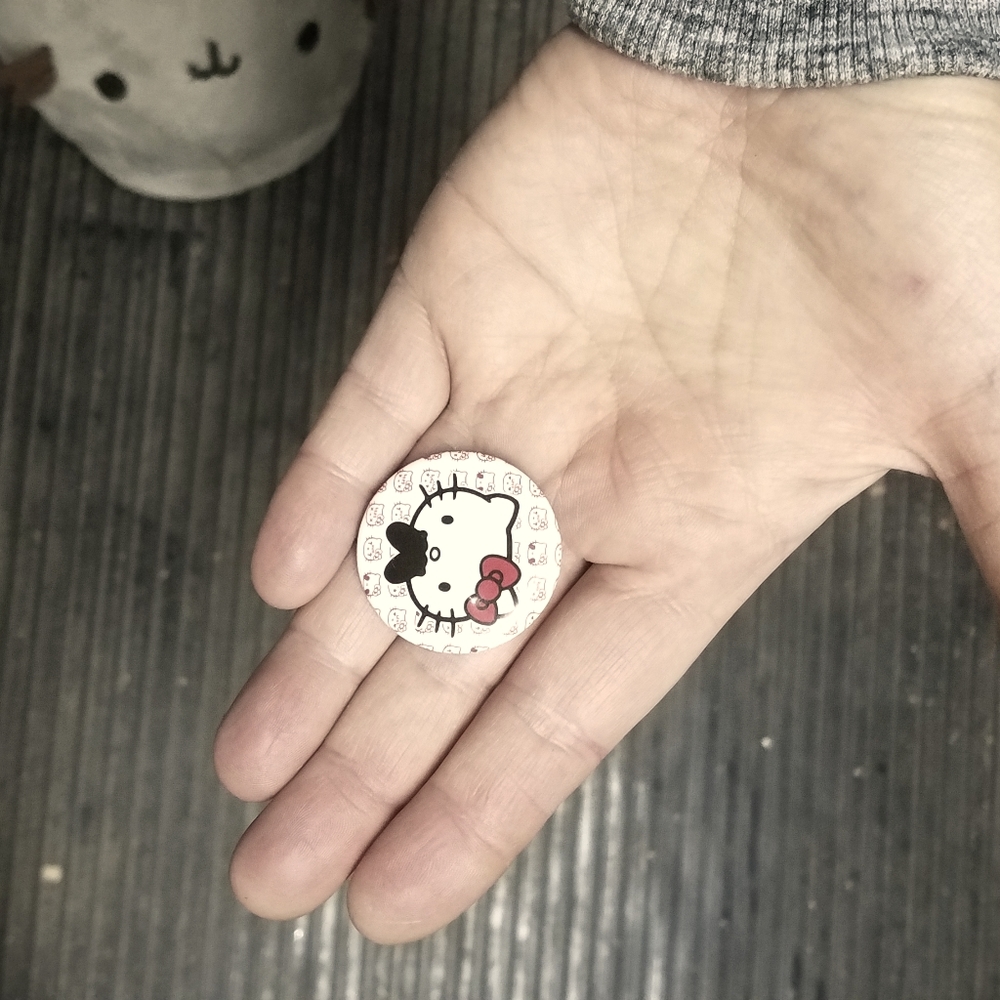 Hello Kitty Pin - Picture 2 of 3
